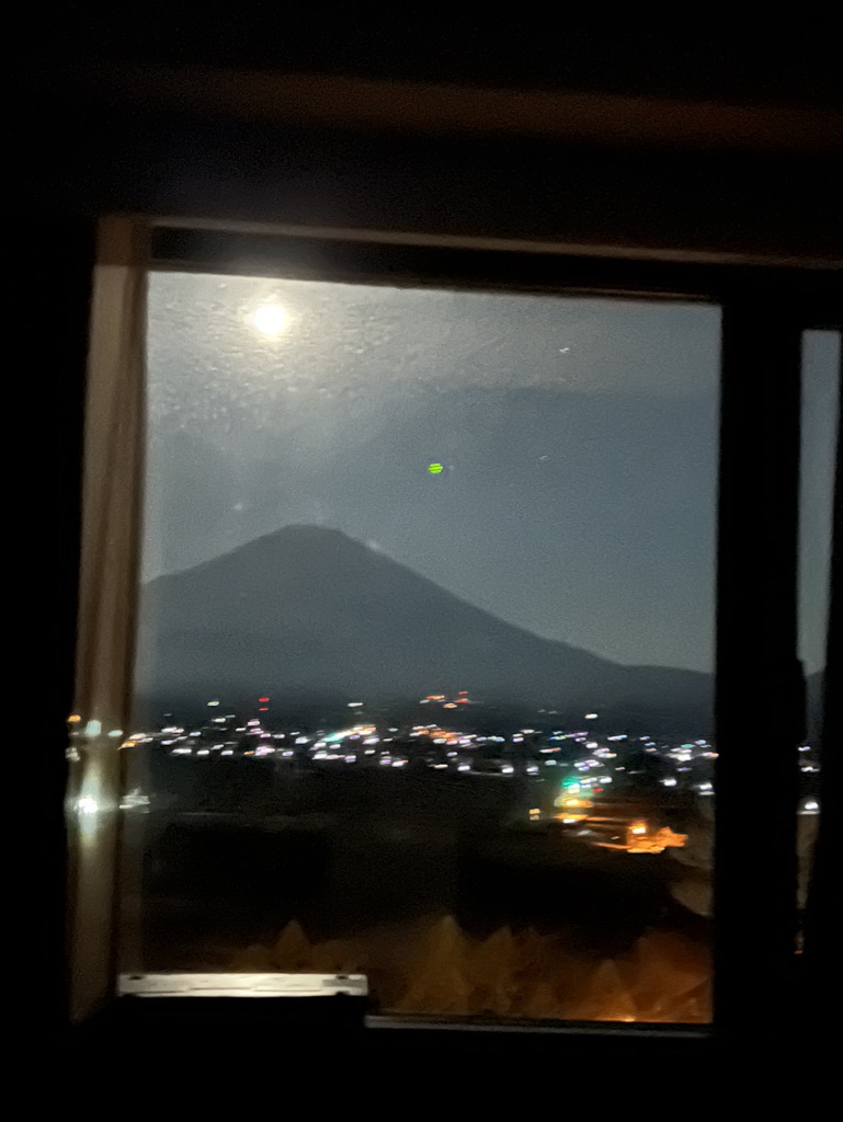 部屋から見える富士山の夜景