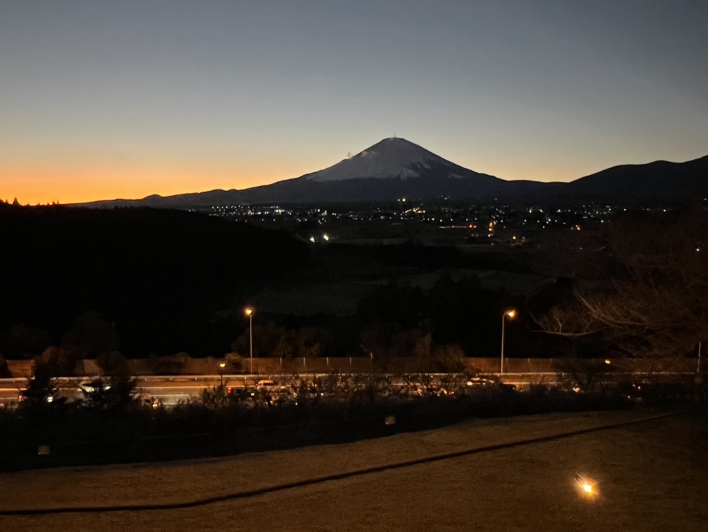 部屋から見える富士山の夜景